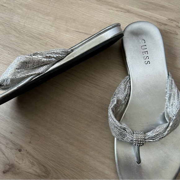 2/$15 🐧 Guess Sparkly Silver Summer Flip Flop Sandals - Picture 3 of 3